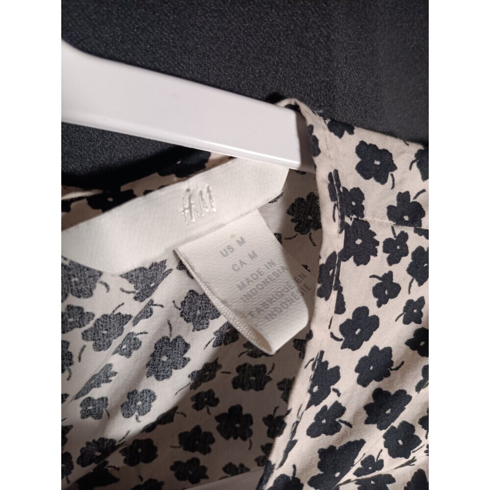 H&M Black White Floral Medium Flowy Quarter Sleeve Blouse Top Lightweight - Picture 5 of 6